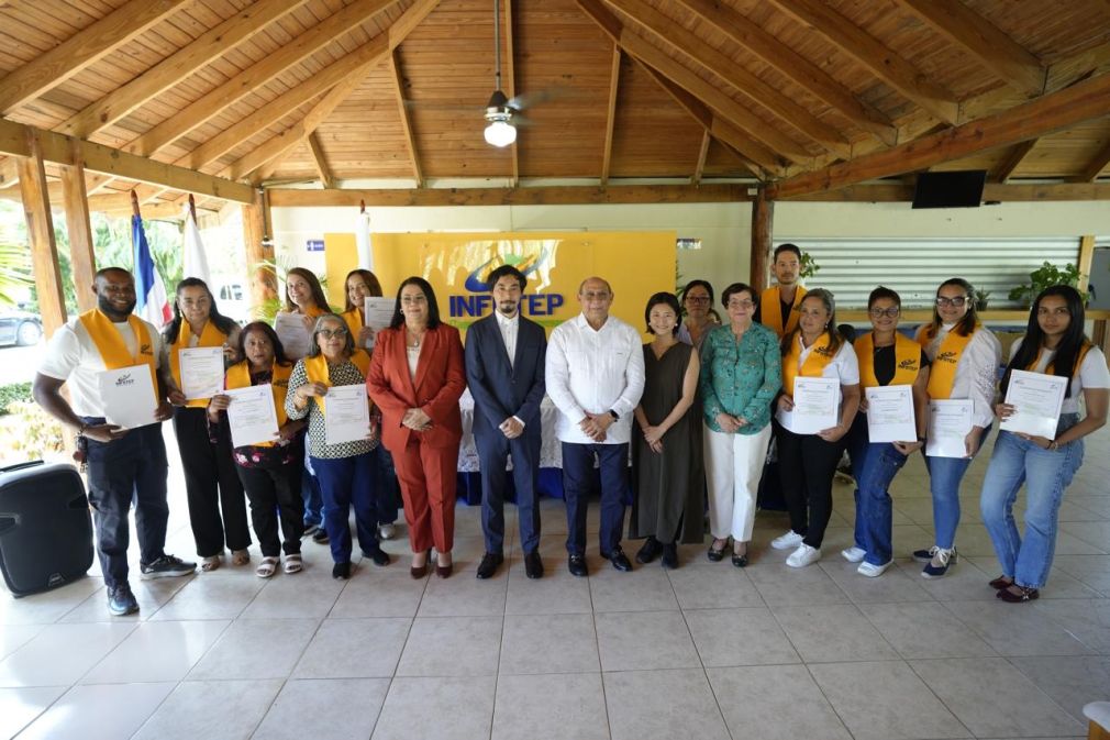 Capacitan emprendedoras y facilitadores en la creación de fragancias con materia prima dominicana.