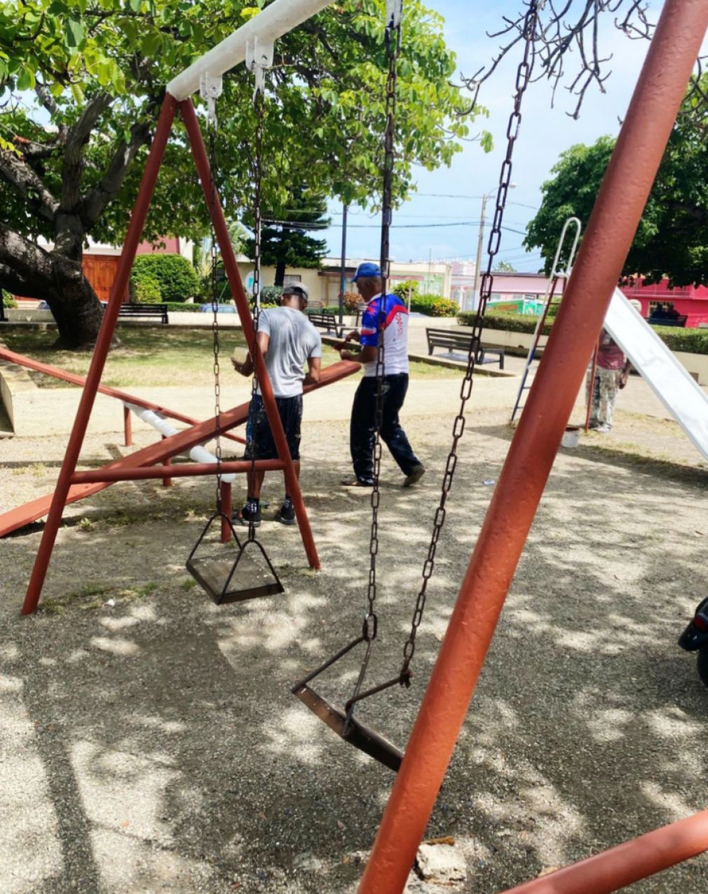 Alcaldía de Puerto Plata inicia remozamiento y mantenimiento de Plaza Pública Parque Luperón.