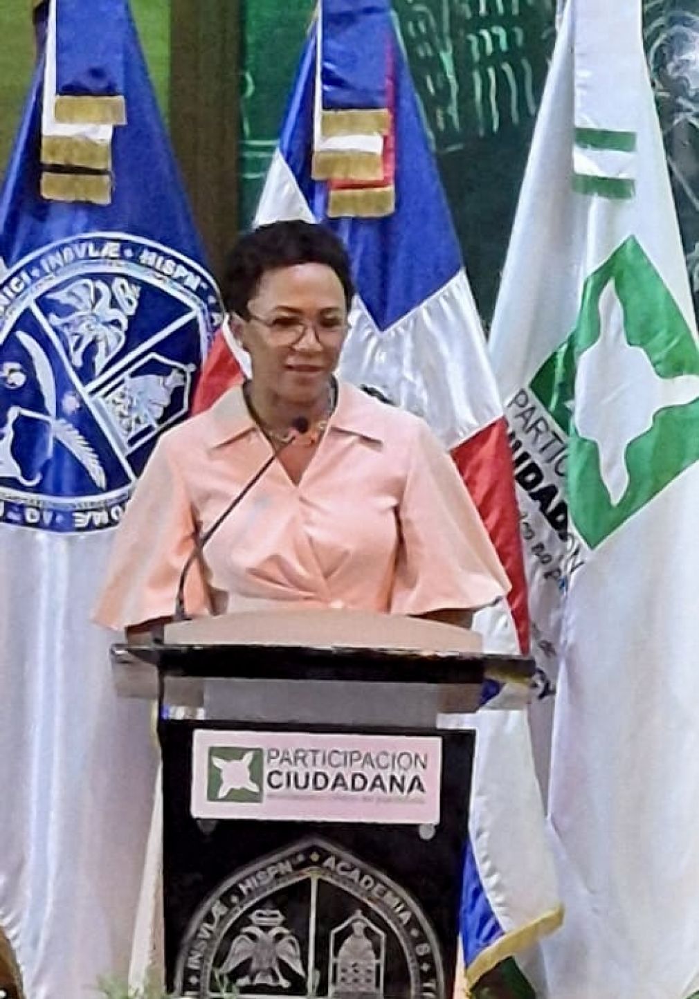 Edith Febles agradeció el trofeo en forma de flor de loto, entregado por el Comité Ejecutivo de Participación Ciudadano junto al presidente Luis Abinader, en el Paraninfo de Economía de la UASD.