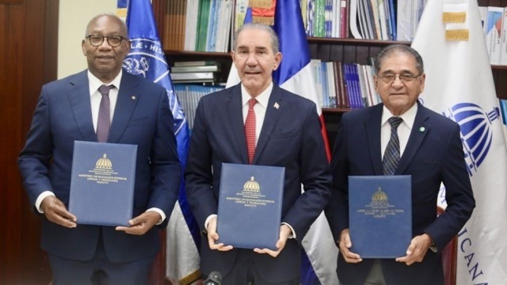El rector de la UASD, Editrudis Beltrán Crisóstomo; por el titular del Mescyt, Franklin García Fermín y por el director ejecutivo de la GCREAS, Hugo Pirela Martínez, en la firma del convenio interinstitucional.
