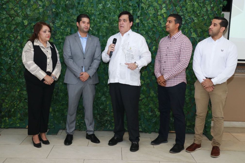 La foto presenta el momento cuando Claudio Fernández Martí se dirige a los presentes para agradecer a la Cámara de Comercio y Producción de Hermanas Mirabal, el reconocimiento del que fuera objeto.