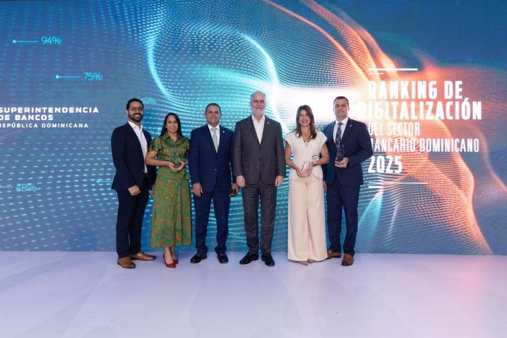 Miembros del Banreservas mientras reciben premio.