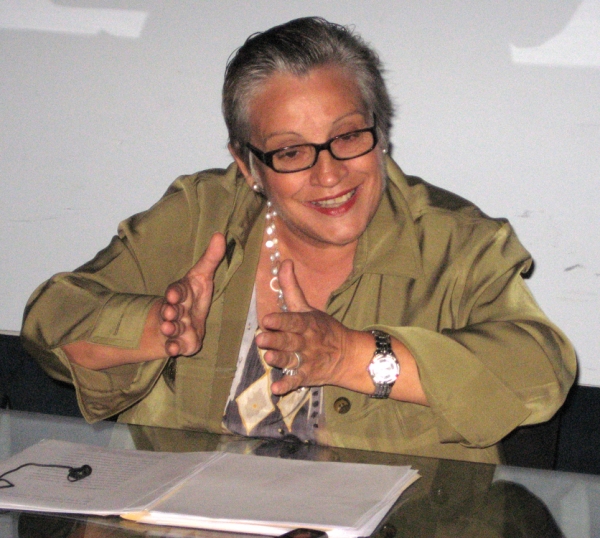 Delia Blanco en su conferencia sobre la negritud.