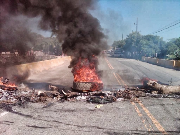 Protesta genera momentos de tensión en Azua 