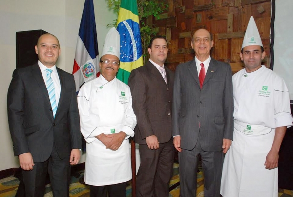 Ejecutivos y chefs del Hotel Crowne Plaza posan al lado del embajador de Brasil en República Dominicana.