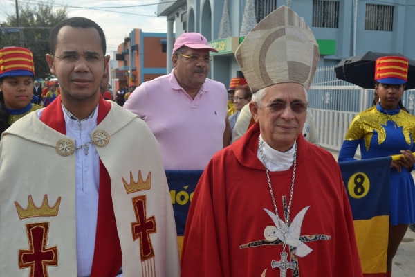 El obispo de San Juan, monseñor José Dolores Grullón y el presidente de La Unión Demócrata Cristiana, Luis Acosta Moreta, encabezan la actividad