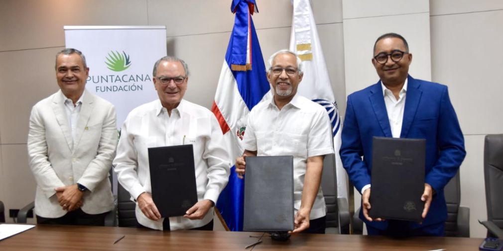 El acuerdo fue firmado por Ángel Hernández, ministro de Educación; Frank R. Rainieri, presidente de la Fundación Puntacana y Chairman of the Board de Grupo Puntacana y Ramón Antonio Ramírez, director municipal de Verón-Punta Cana.