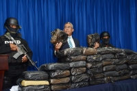 El vocero de la DNCD, Darío Medrano, muestra la droga incautada al grupo de la red, que dirigía el militar en Santo Domingo Oeste