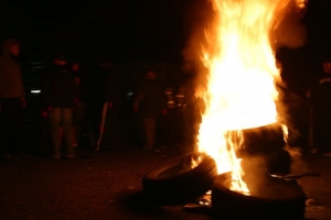 Protestan en Dajabón por apagones se realizan con quema de neumáticos.