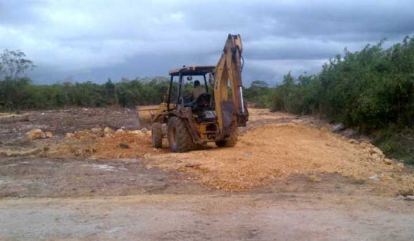Un equipo pesado se dispone a reacondicionar los terrenos que han sido ubicados en boca chica y donde serán alojados los que sacaaron de Gazcue