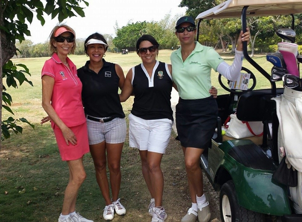 Ganadores de la categoría femenina del III Torneo de Golf Santo Domingo Destino Capital.