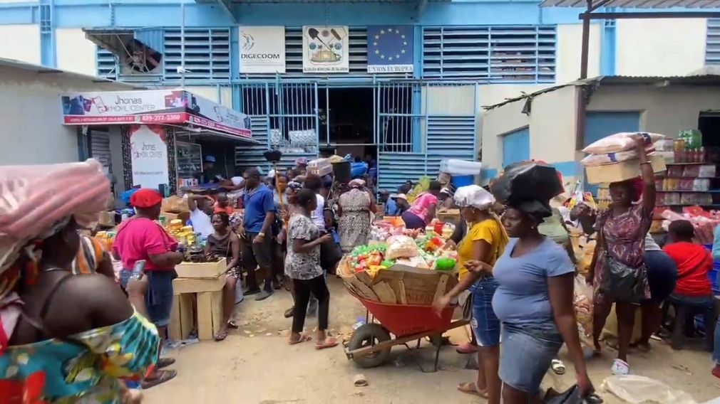 Comerciantes y el alcalde niega que exista tensión en el mercado.