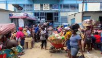 Comerciantes y el alcalde niega que exista tensión en el mercado.