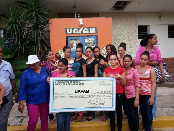 Asociación de hijos ausentes de Jarabacoa entrega cheque para becas 