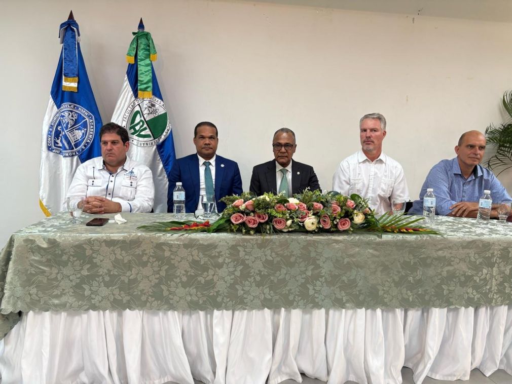 El vicerrector Silverio González y el decano Borbón, encabezan la mesa de honor del acto de graduación del diplomado en “Peste Porcina Africana”. Les acompañan el doctor Andrés Pérez, representante de la Universidad de Minnesota; el doctor Abel Madera, director de DIGEGA y Jeromy McKim de la Regional Manager APHIS.