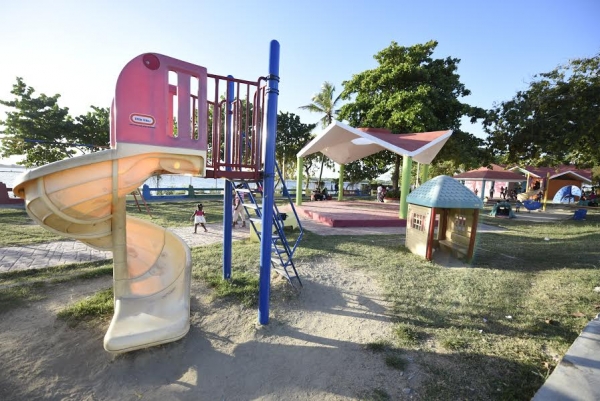 Ayuntamiento y empresa rehabilita parque infantil en San Pedro de Macorís: 