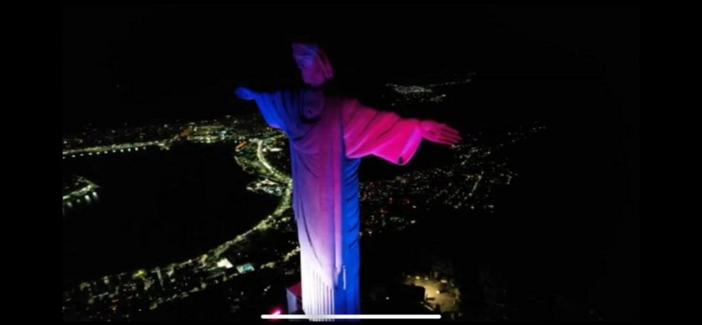 Cristo Redentor de Brasil iluminado con los colores de la bandera dominicana.