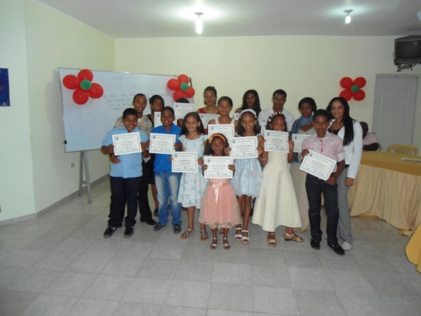 Estudiantes y profesores durante la 1ra graducion curso de informática básica en SFolidaridad Fronteriza. 