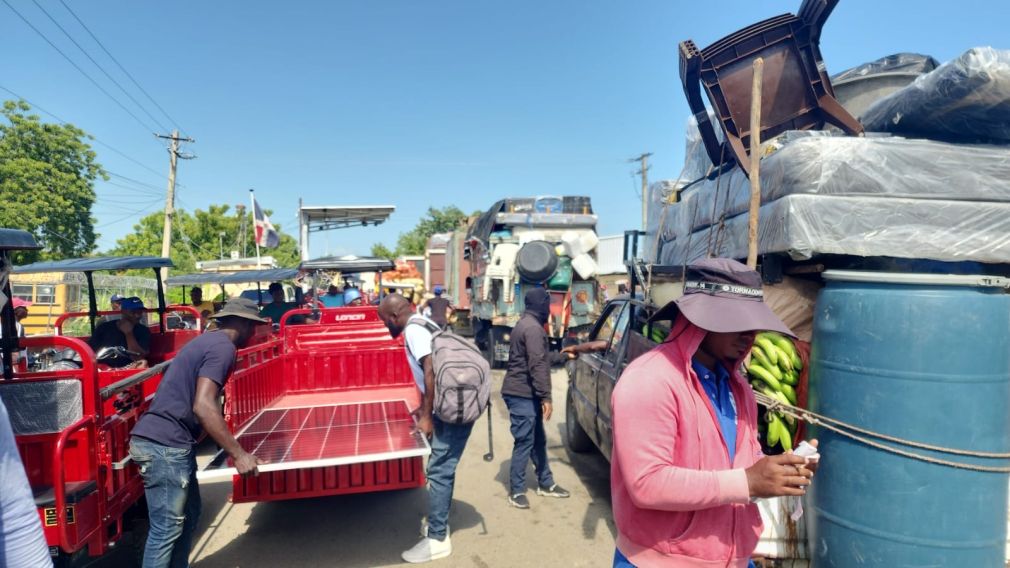 Miles de haitianos salen del país por el paso fronterizo de Dajabón ante advertencia del Director de Migración Lee Ballester.