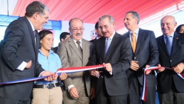 Presidente Danilo Medina inaugura un liceo en El Café, de Herrera: 