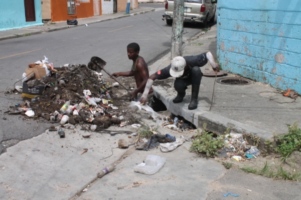 Empresa comunitaria limpia cunetas, imbornales y pozos sépticos