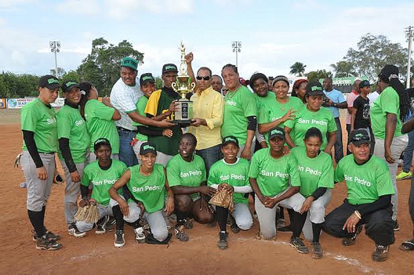 El ingeniero Garibaldy Bautista entrega la copa Juan Pablo Duarte al equipo de San Pedro de Macorís.