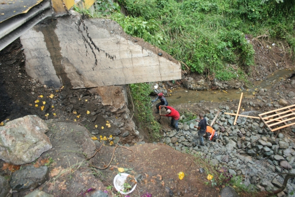 Obras Públicas reparan puente Bayacanes La Vega