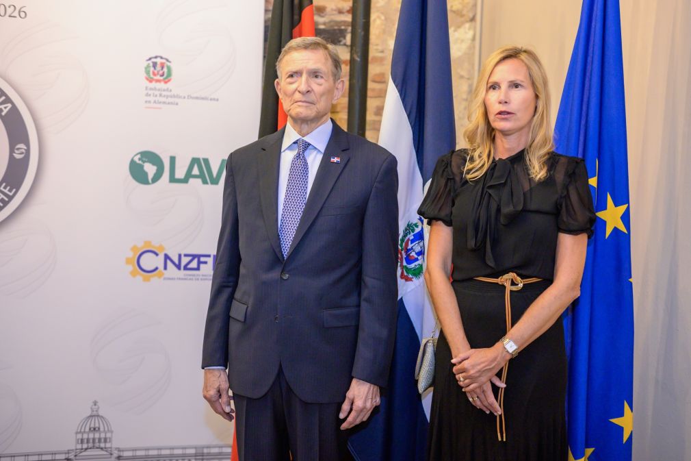 La embajadora de Alemania en República Dominicana, Maike Friedrichsen, junto al canciller dominicano Roberto Álvarez, durante el acto de apertura de la primera Semana Alemana celebrada en Santo Domingo.