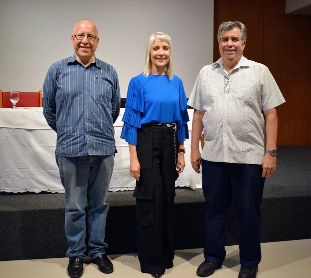 Prudencio Piña, director del Observatorio; Kendra Bencosme, egresada del Instituto Superior Bonó; y Pablo Mella, director de la Editorial Universitaria Bonó.