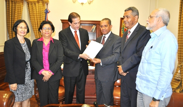 UASD entrega propuesta de apoyo a plan de alfabetización