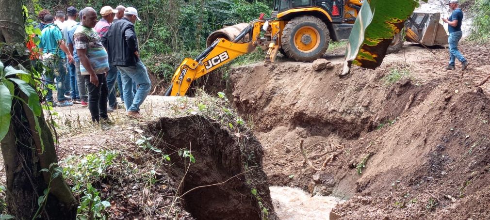 Colapso de carretera deja varias comunidades incomunicadas en Dajabón; Autoridades trabajan en la reparación de la vía.