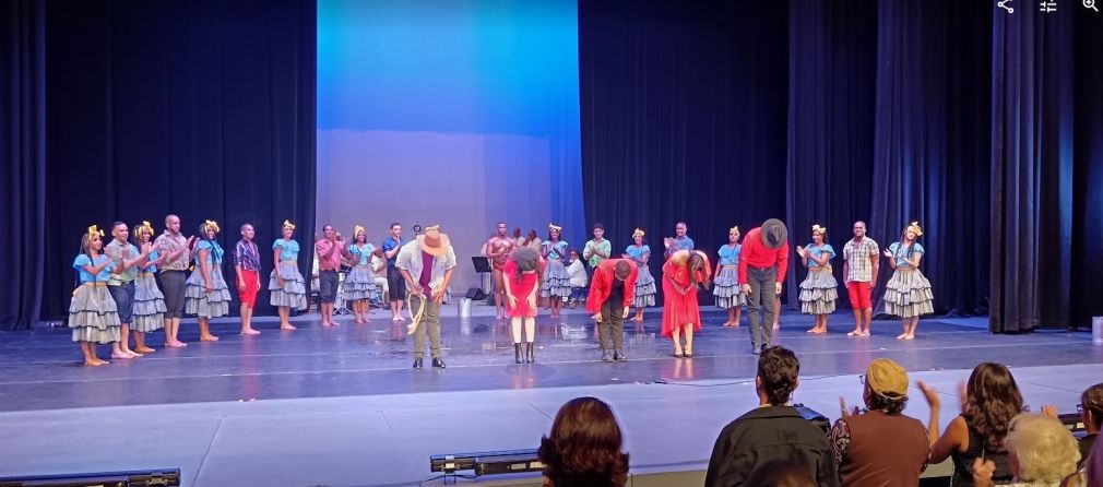 Zafra es un espectáculo escénico multidisciplinario que emociona por su armonía visual, sus cantos y bailes rítmicos y su poderoso mensaje social.