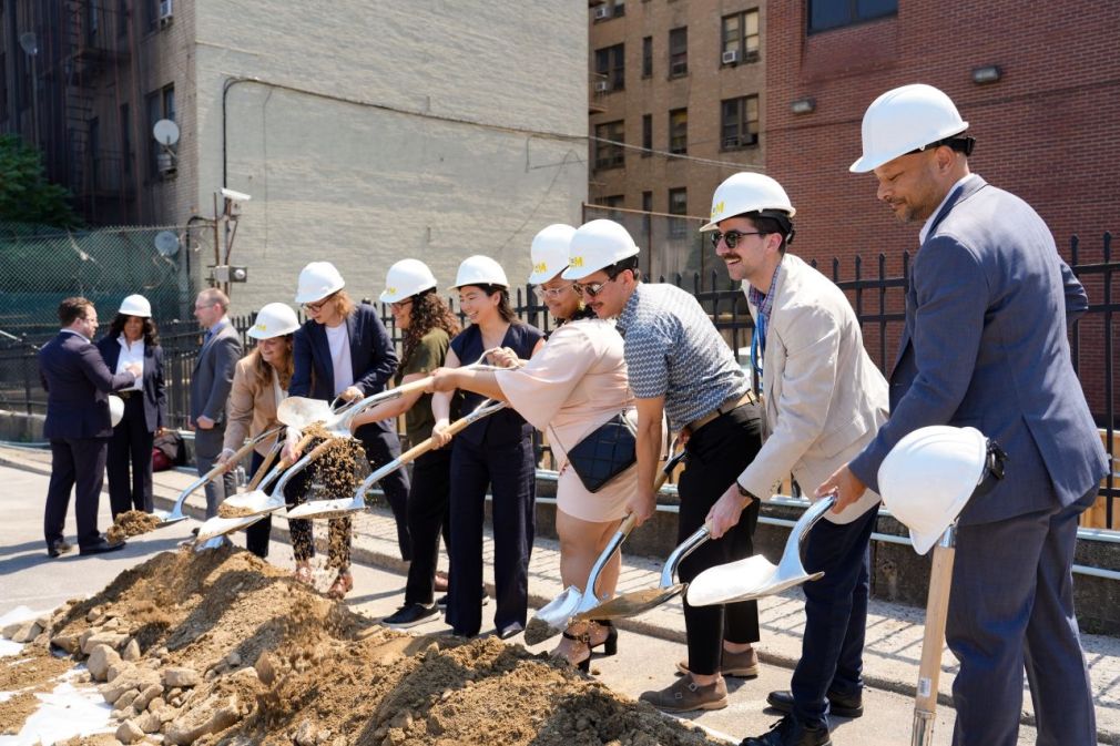 Se reservarán 229 viviendas para neoyorquinos de bajos ingresos, incluidos 98 apartamentos con servicios de apoyo para pacientes sin hogar de New York City Health + Hospitals (H+H).