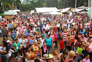 Parte del público asistente al cierre del Festival de las Flores 2015 en el municipio Jarabacoa, de la provincia La Vega en el Cibao.