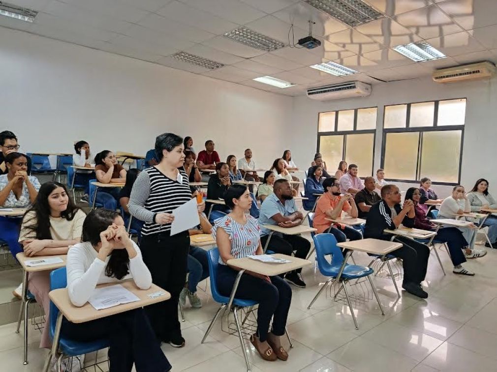 Vista de los participantes del Examen Nacional Único para Residencias Médicas que se impartió en la UASD.