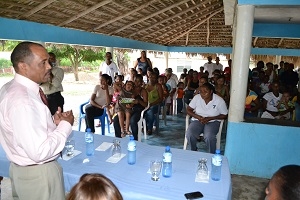 Comunitarios de El Maizal, de Yaguate, manifiestan quejas a gobernador de San Cristóbal