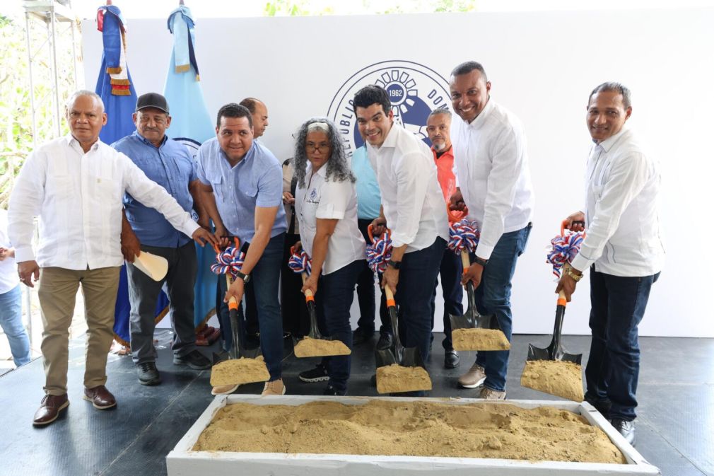 El director de INAPA juramentó la comisión de veeduría de la obra.