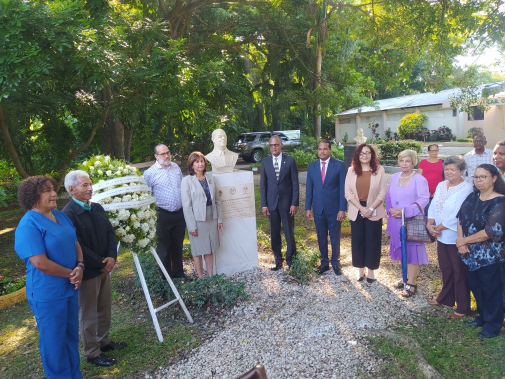 Autoridades de la UASD en la ofrenda floral en el busto del extinto profesor Eugenio de Jesús Marcano, al conmemorarse el centenario de su natalicio.