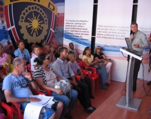 El especialista en temas del cambio climático Federico Grullón, mientras exponia en el stand de la Liga Municipal Dominicana, en la Feria del Libro 