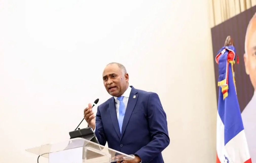 El senador Julito Fulcar Encarnación presentando su informe de gestión 2024-2025 en el auditorio UASD Baní, ante una multitudinaria asistencia de autoridades y comunitarios.
