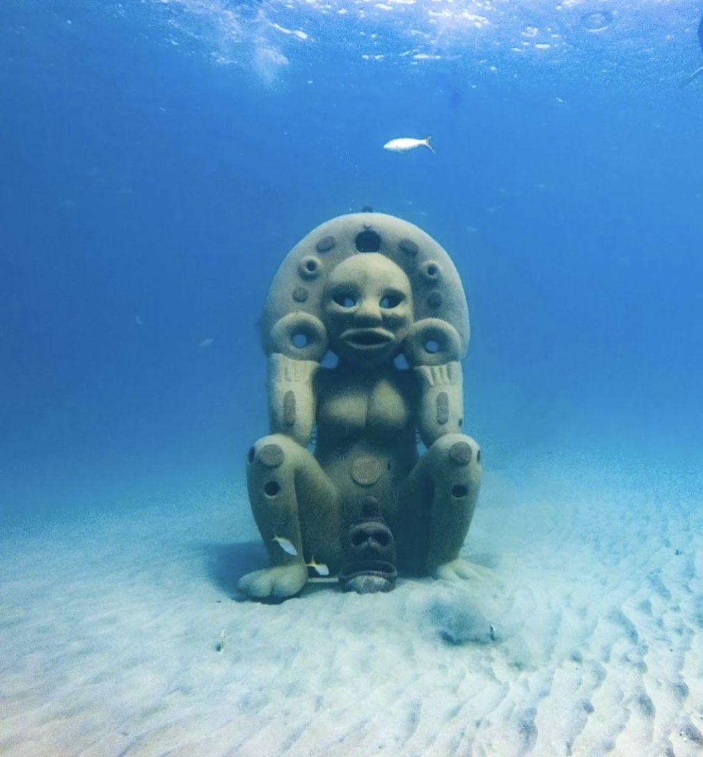 La escultura Atabey fue colocada en el año 2023 para la recuperación de los arrecifes de coral.