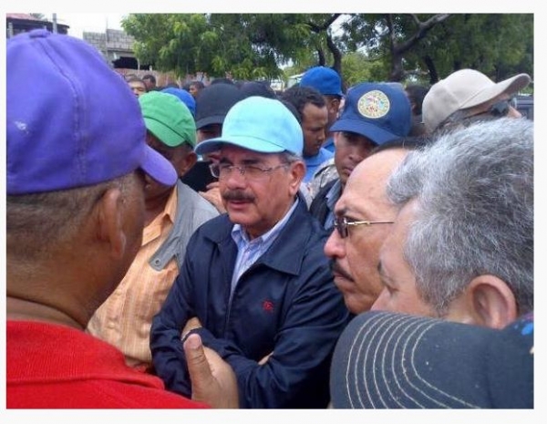 El presidente Danilo Medina escucha atentamente a los pobladores.