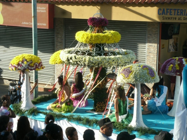 Comparsa hecha de flores en el Festival de las Flores de Jarabacoa.