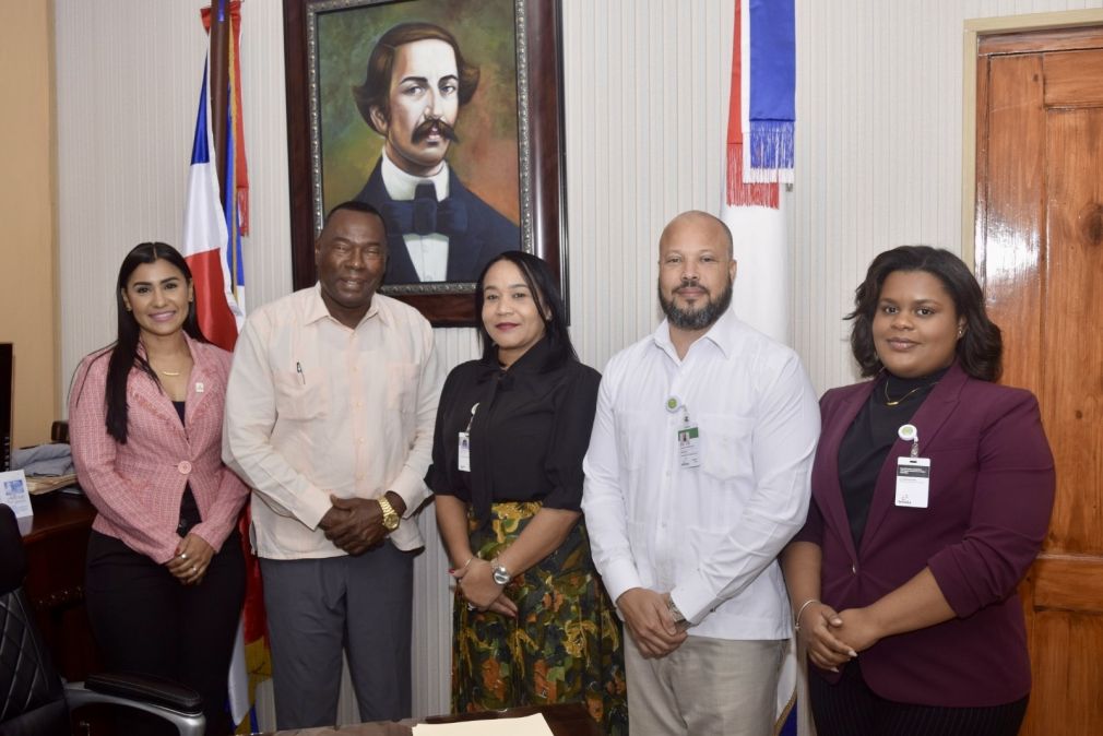 El alcalde Maximo Soriano encabezó el encuentro con las autoridades del seguro Nacional de Salud, (SENASA).