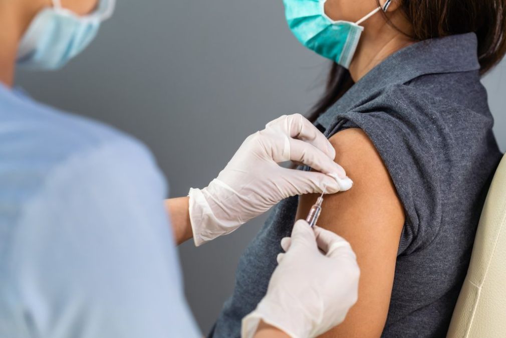 La baja concurrencia a los centros de vacunación sigue siendo la noticia menos alentadora en esta fase de declive de la pandemia.