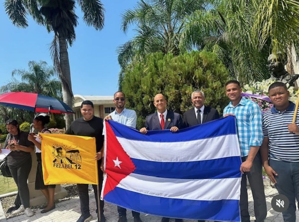 El vicedecano de la Facultad de Humanidades (FH), maestro Álvaro Caamaño, encabezó la actividad desarrollada en la plaza de la Unidad y Solidaridad Latinoamericana y Caribeña.