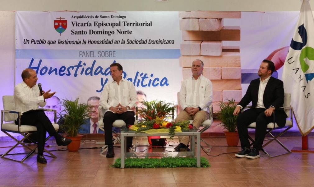 Los panelistas invitados fueron Victor Bisonó Haza (Ito), Alejandro Fernández Whipple, y Orlando Jorge Villegas.