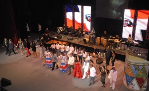 Foto de archivo del cierre del espectáculo Voces Inmigrantes organizado por ACNUR en el Teatro Nacional.