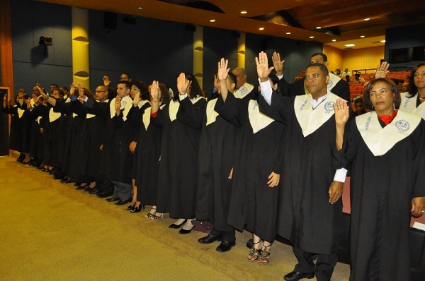 Graduando de la maestría, en Formación de Formadores Docentes para la Educación Básica y en Salud Mental, al ser juramentados.