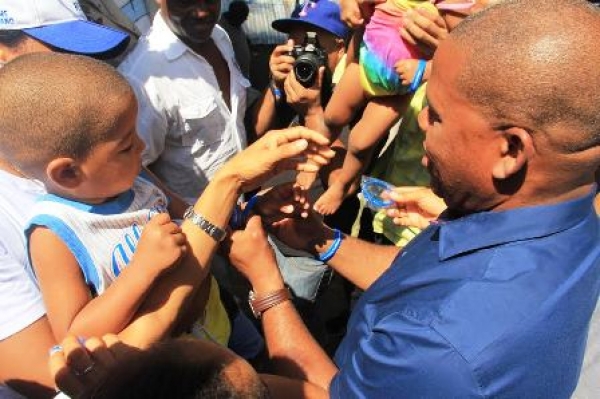 Comunitarios de SDE entregan pulseras repelentes contra chikungunya y dengue 
